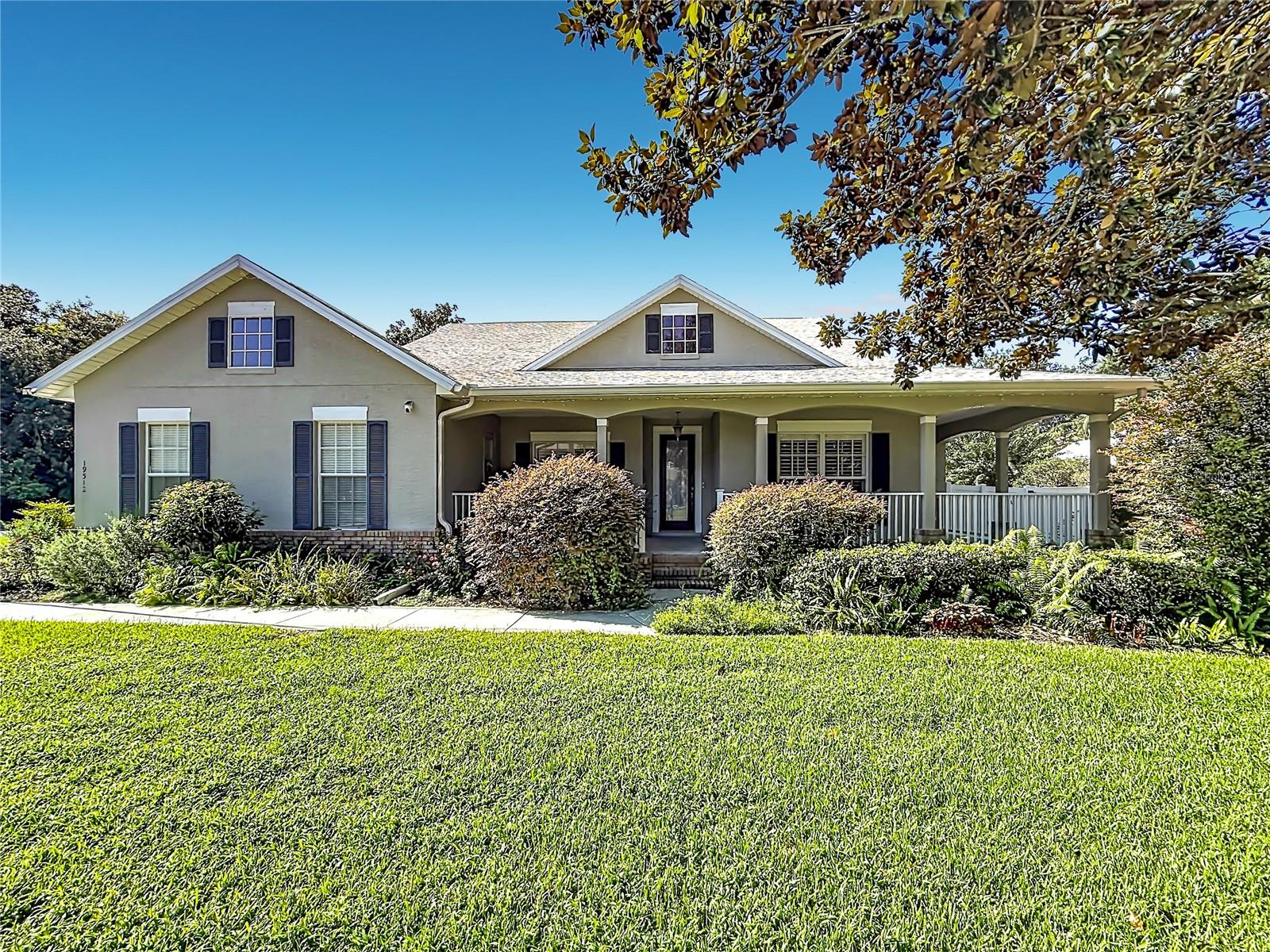 Listing photo 1 for 19512 Spring Oak Dr