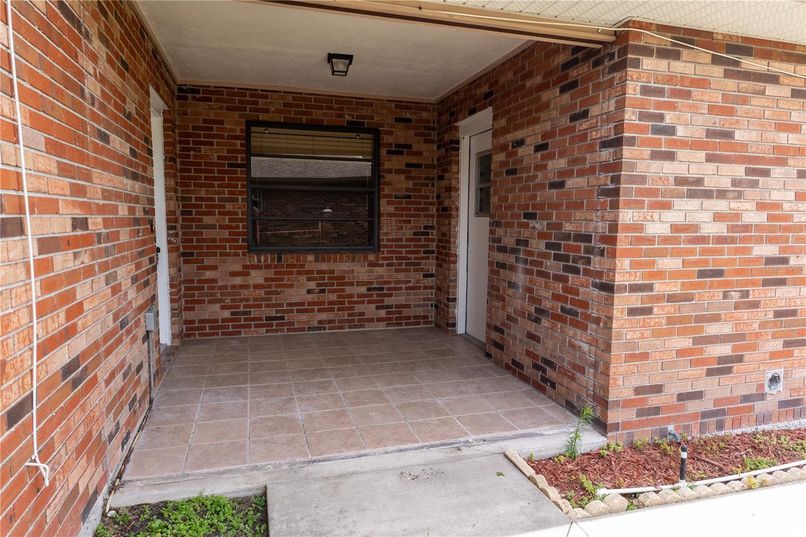 Listing photo 3 for 661 Lake Carolyn Cir