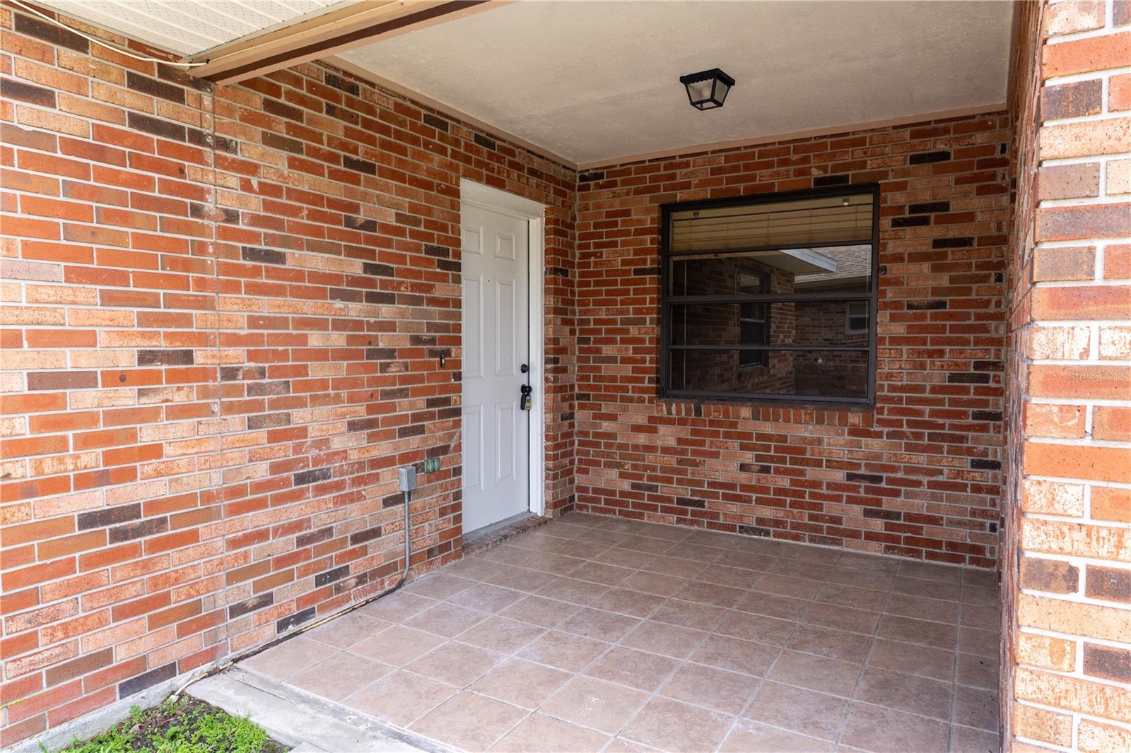 Listing photo 2 for 661 Lake Carolyn Cir