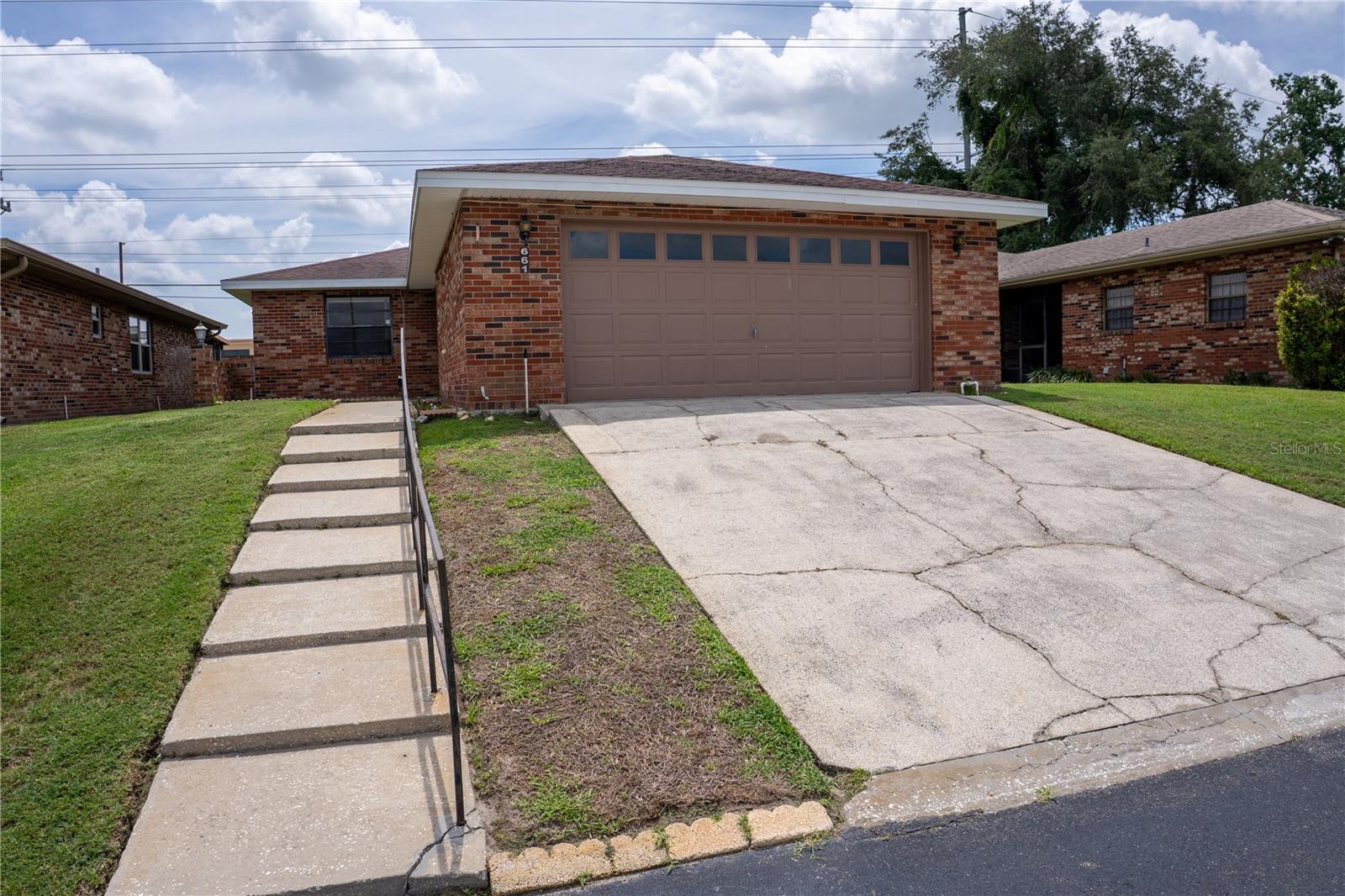 Listing photo 1 for 661 Lake Carolyn Cir