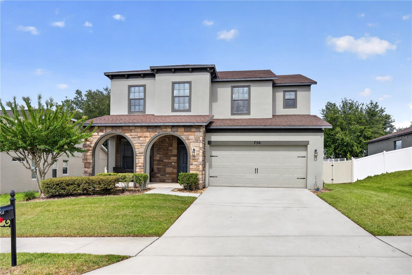 Listing photo 3 for 736 Woods Landing Dr