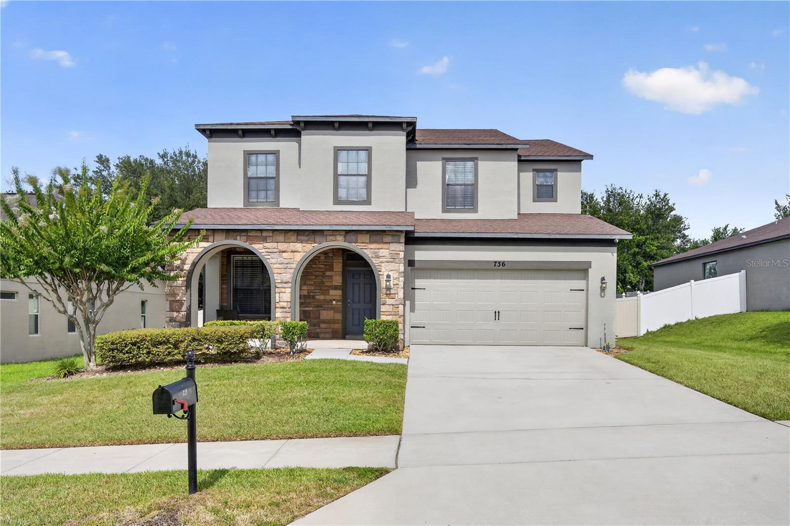 Listing photo 1 for 736 Woods Landing Dr