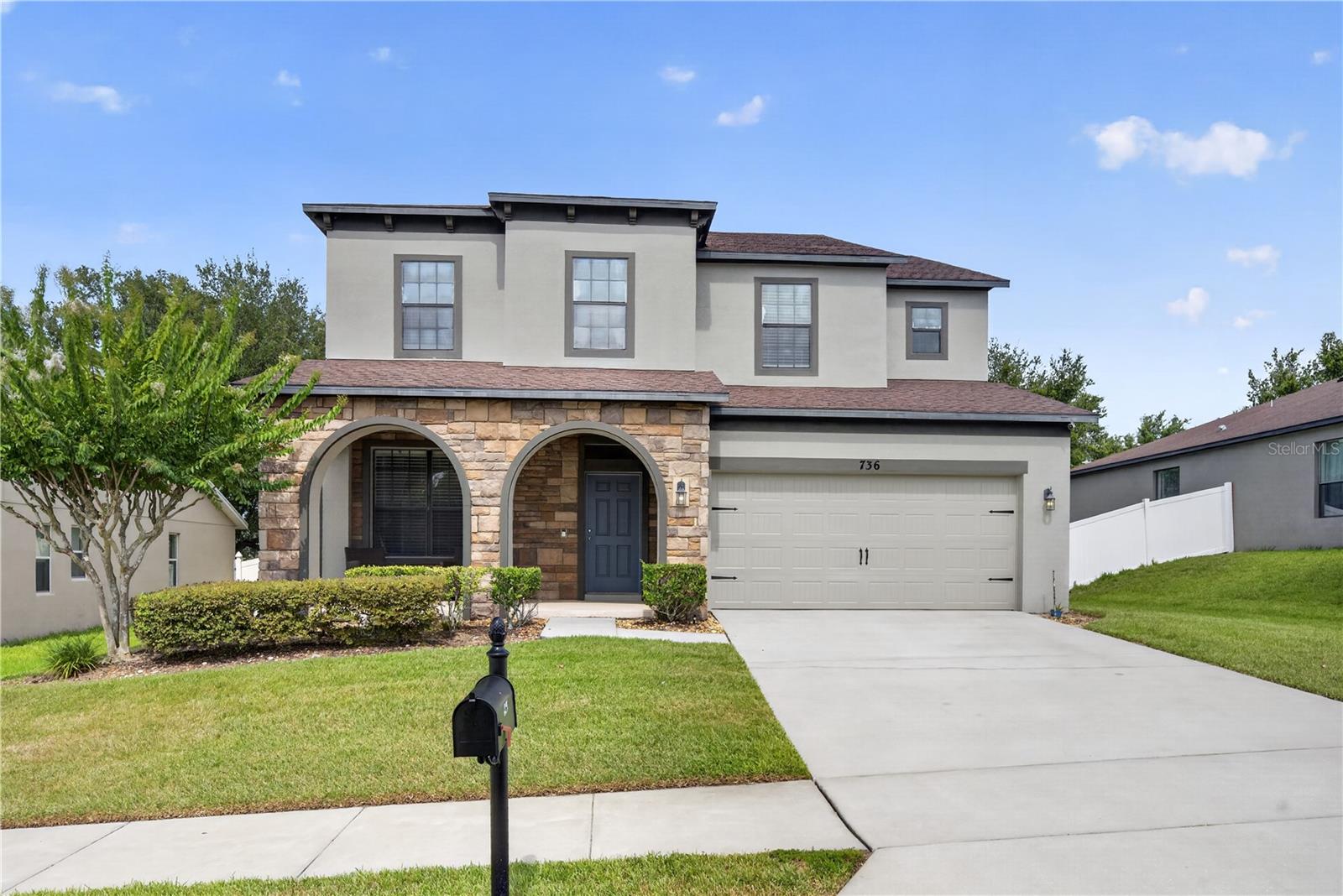 Listing photo 2 for 736 Woods Landing Dr