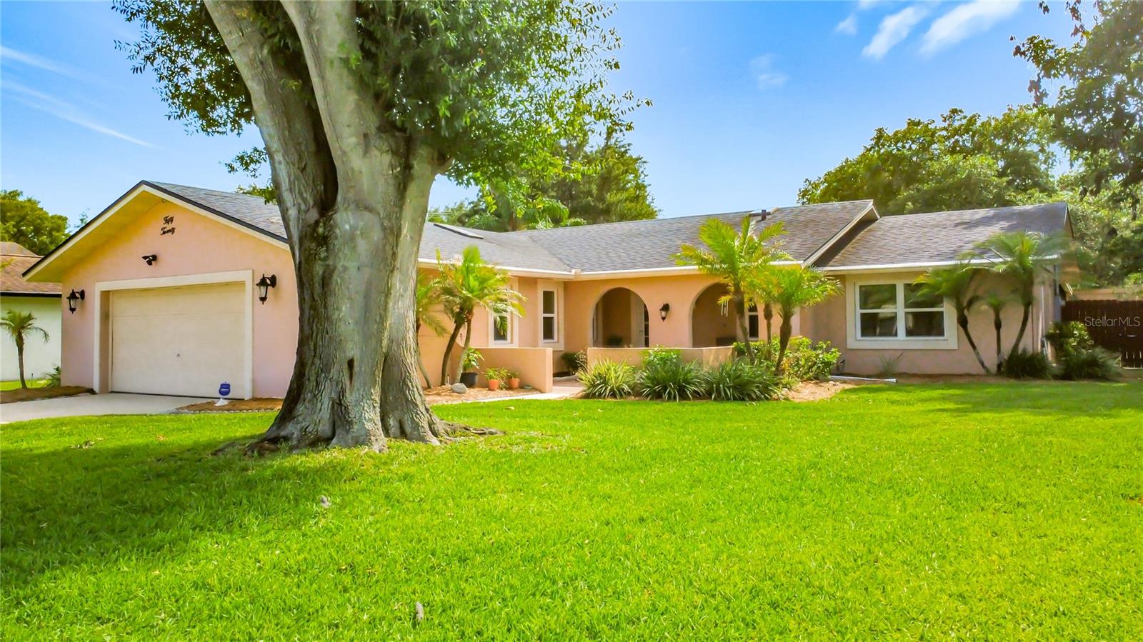 5020 THE OAKS CIRCLE