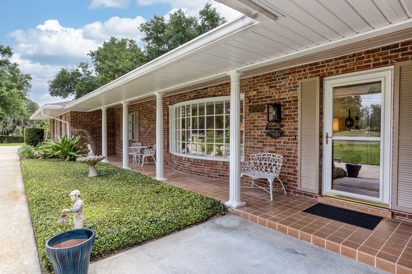 Listing photo 3 for 900 N Citrus Ave