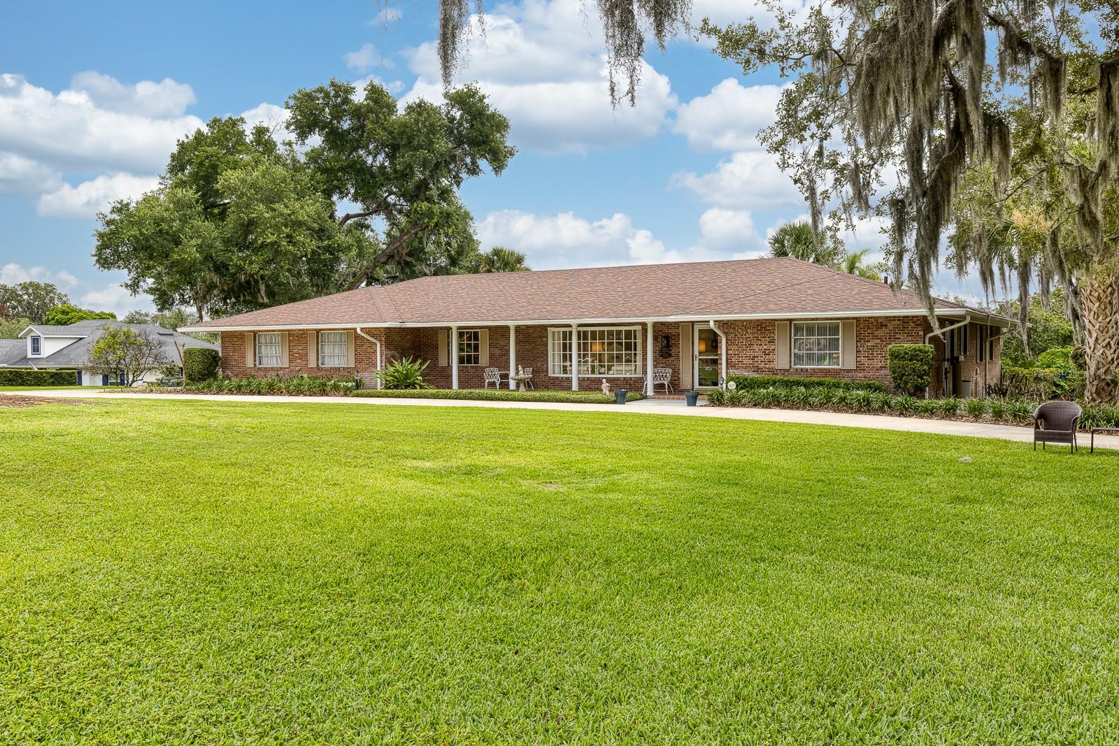 Listing photo 2 for 900 N Citrus Ave