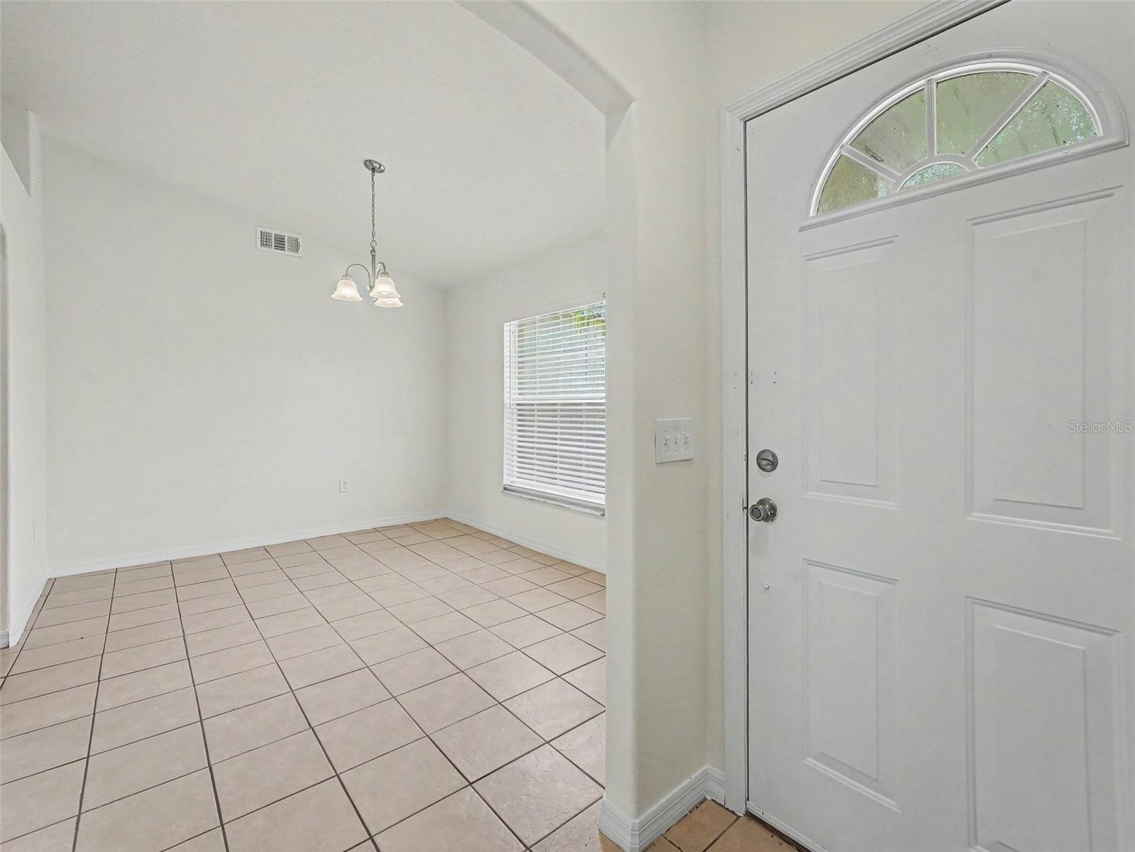 Listing photo 3 for 521 Eagle Ct