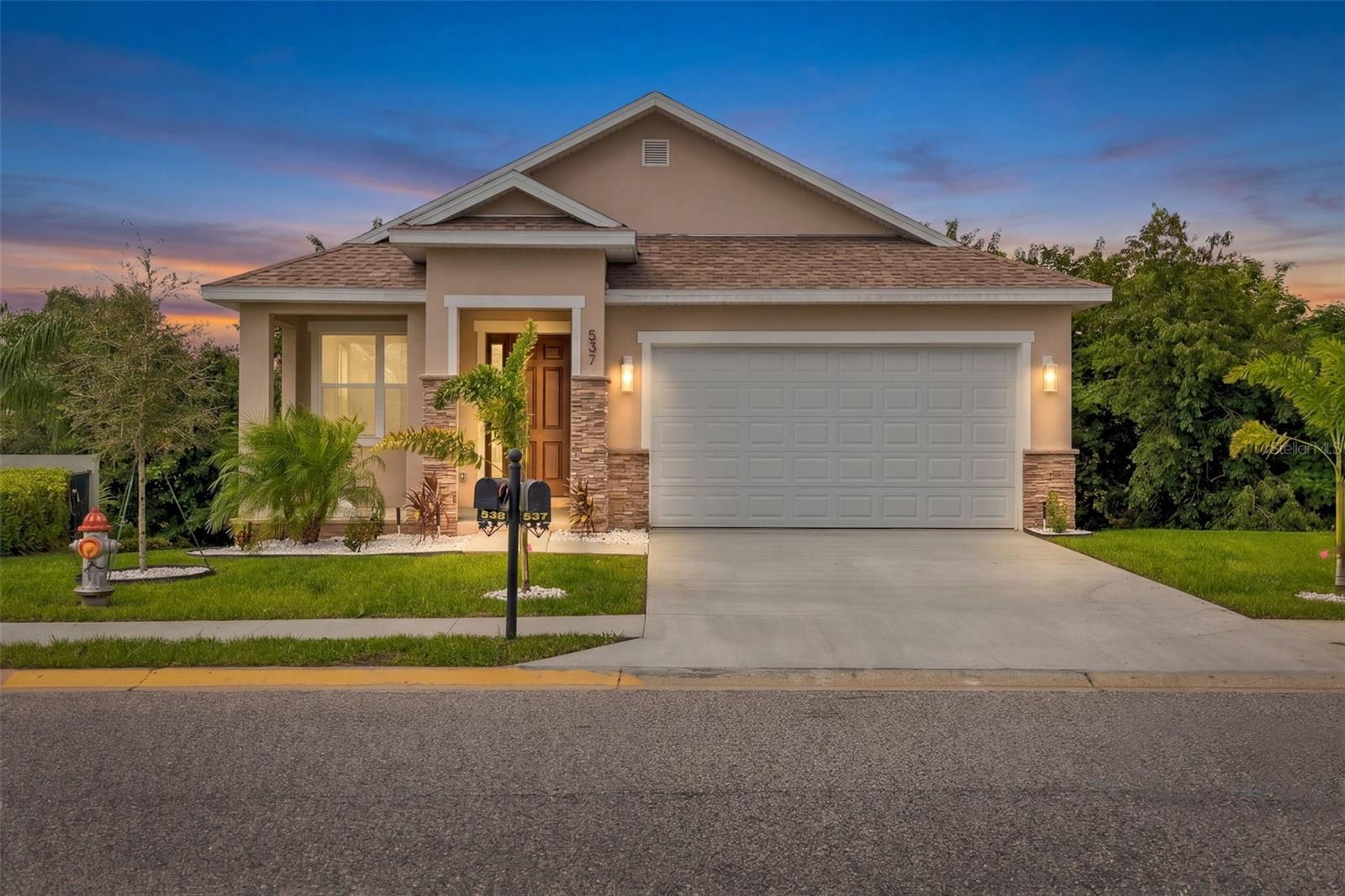 Listing photo 1 for 537 Pineloch Dr