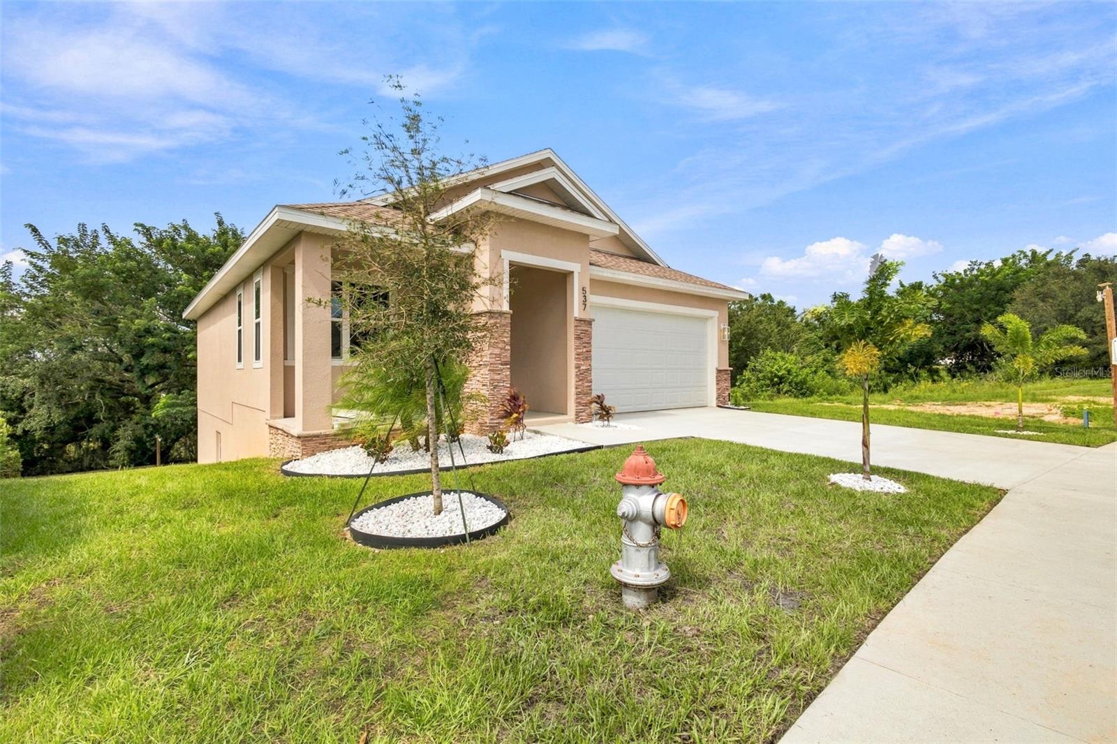 Listing photo 3 for 537 Pineloch Dr