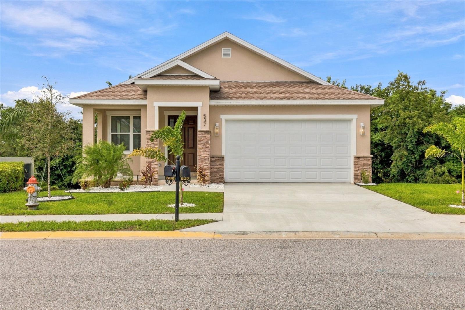 Listing photo 2 for 537 Pineloch Dr