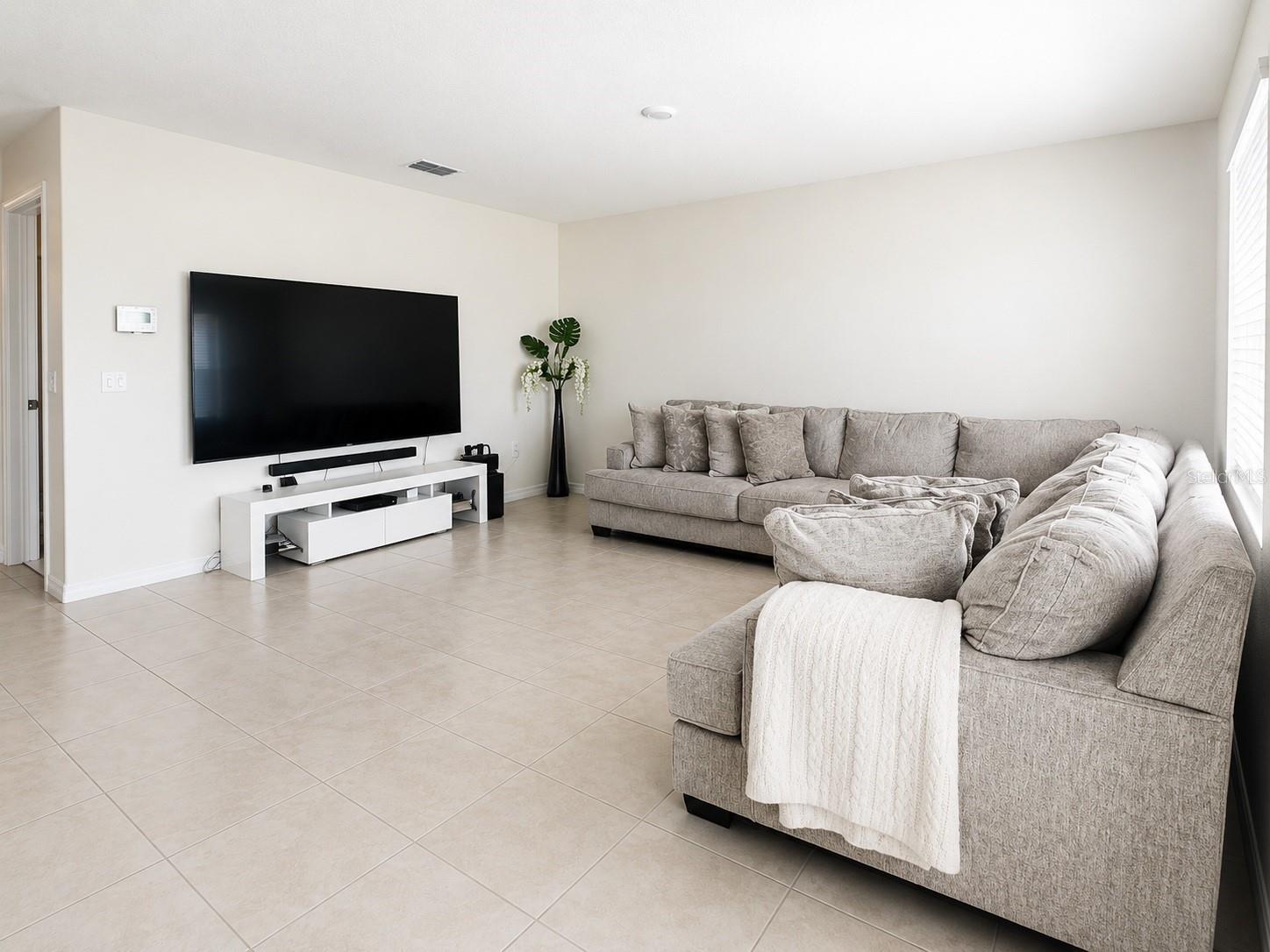 Listing photo 2 for 452 Taylor Groves Dr