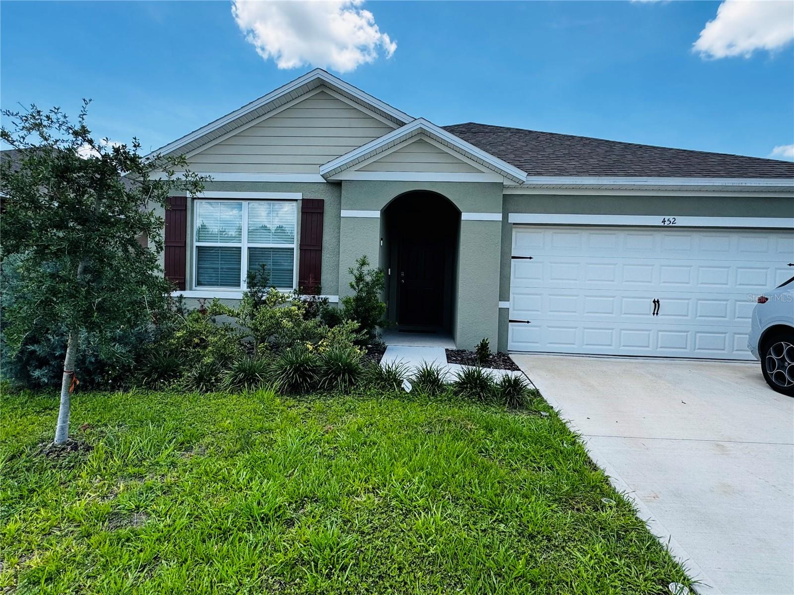 Listing photo 1 for 452 Taylor Groves Dr