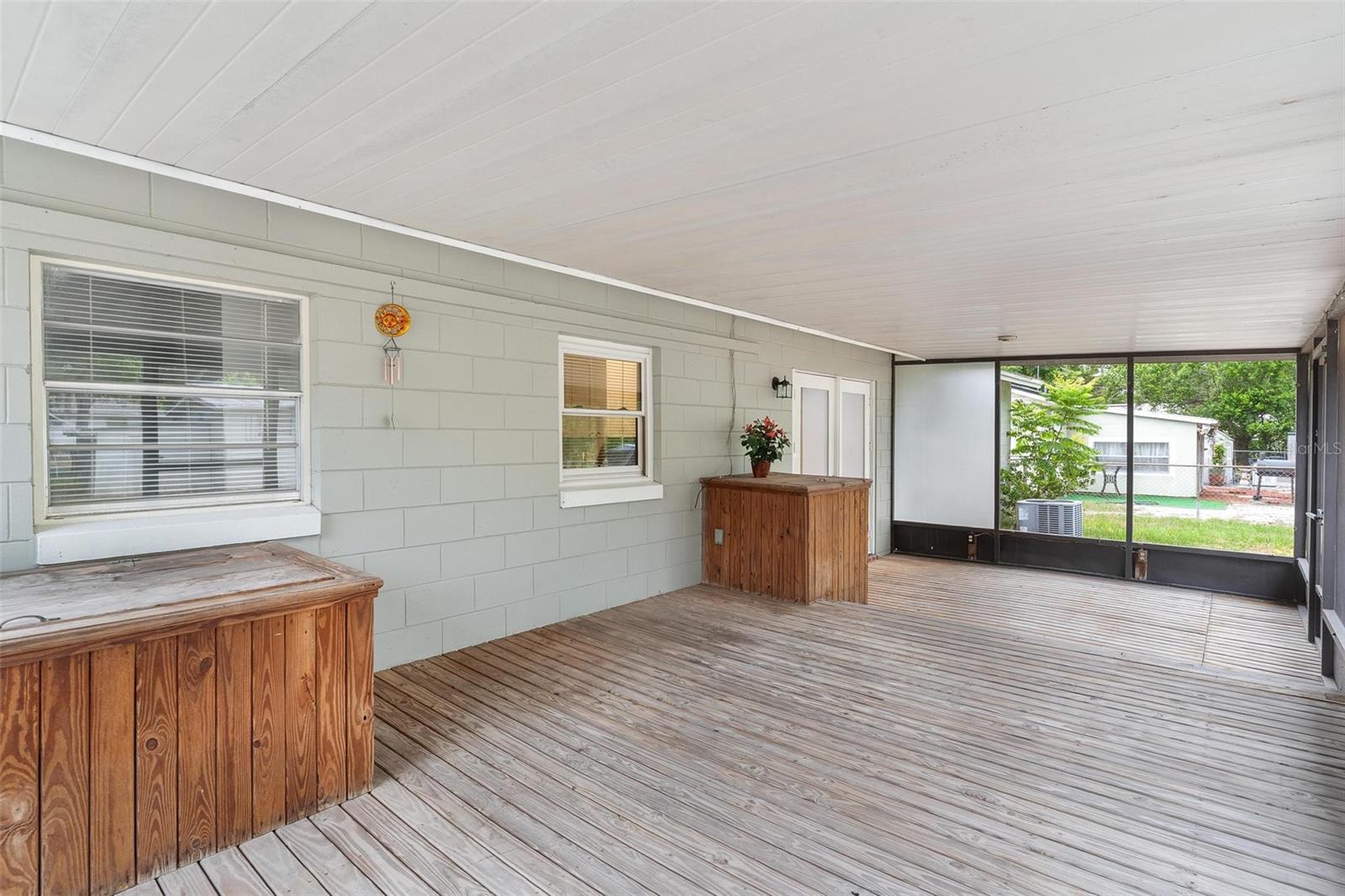 Listing photo 3 for 35904 Dawn Dr