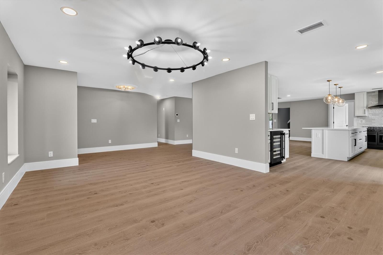 Listing photo 2 for 2491 Lauder Dr