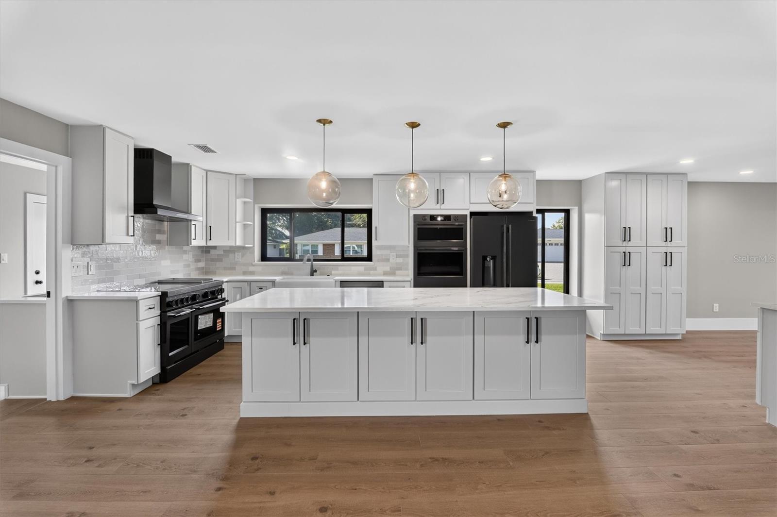 Listing photo 3 for 2491 Lauder Dr