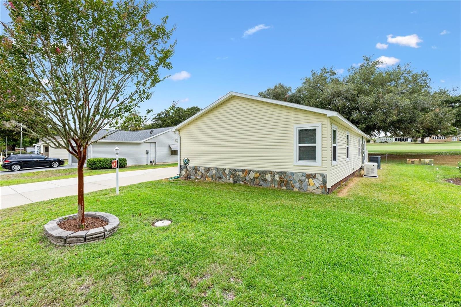 Listing photo 3 for 723 Heathrow Ave