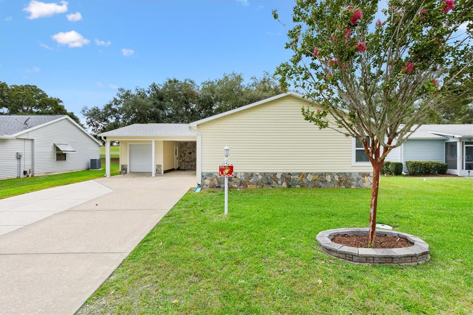 Listing photo 1 for 723 Heathrow Ave