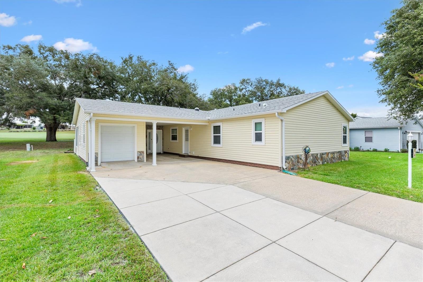 Listing photo 2 for 723 Heathrow Ave