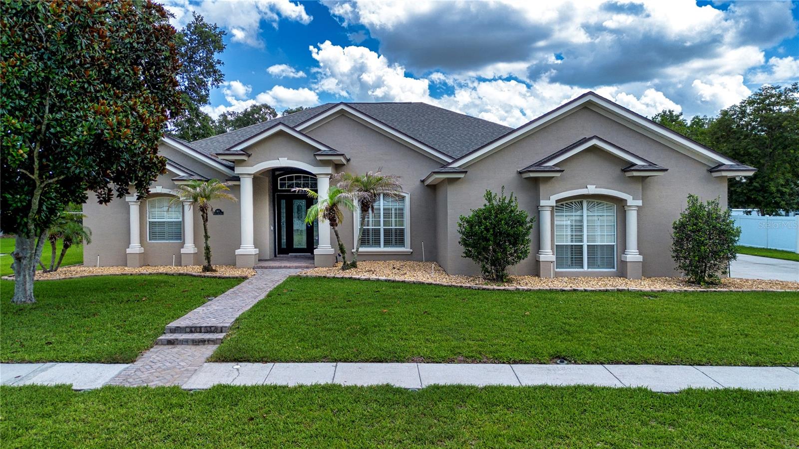 Listing photo 1 for 905 Square Lake Dr