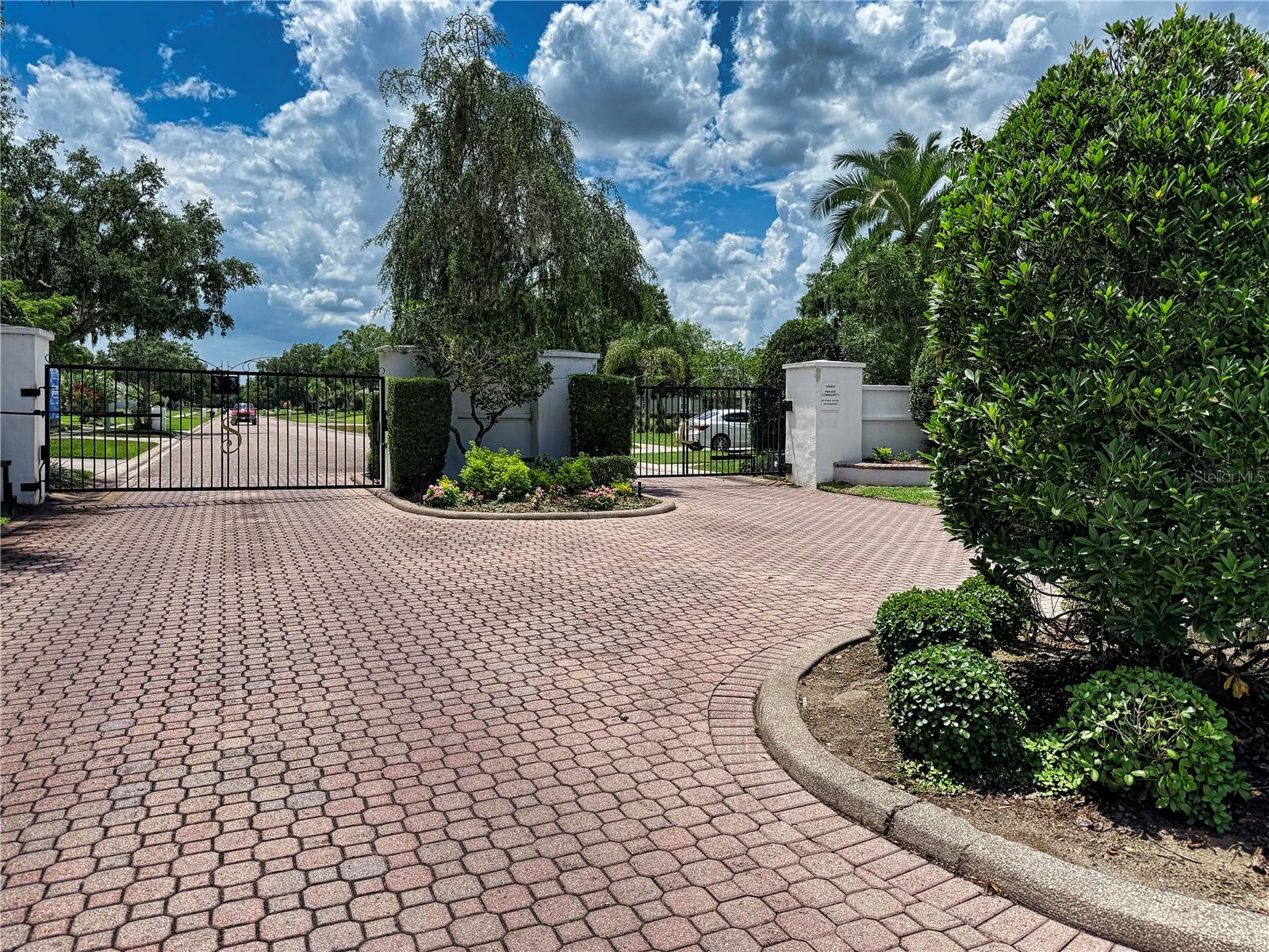 Listing photo 2 for 905 Square Lake Dr