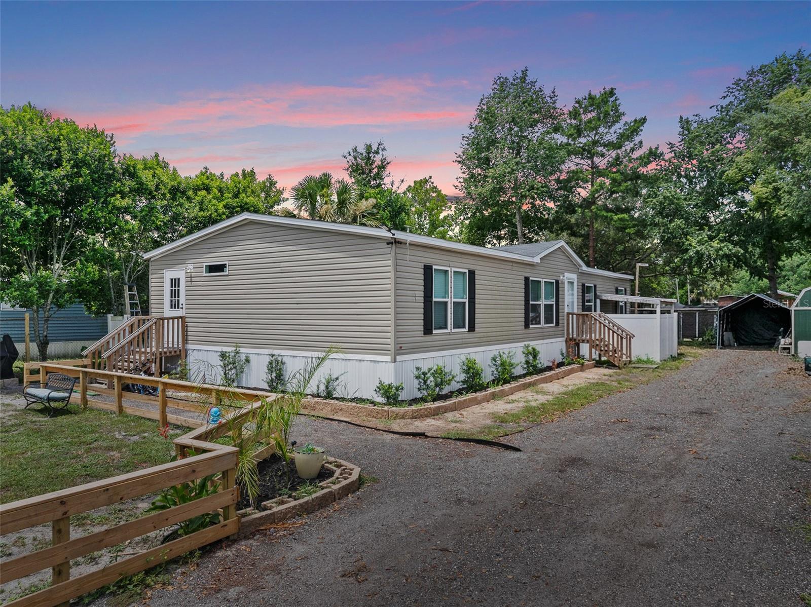 Listing photo 2 for 42215 Beech Ave