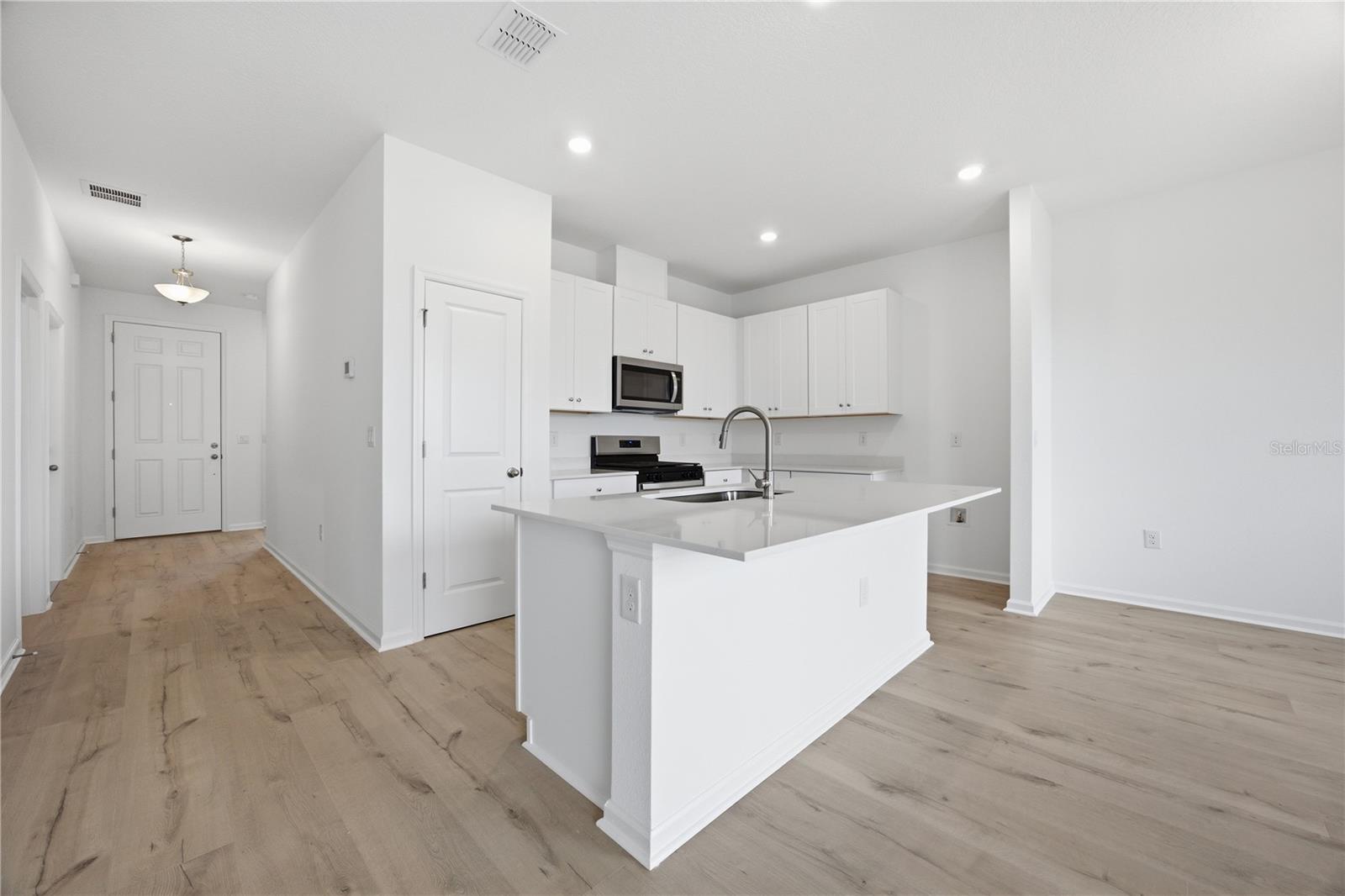 Listing photo 3 for 6205 Sanders Grove Cir