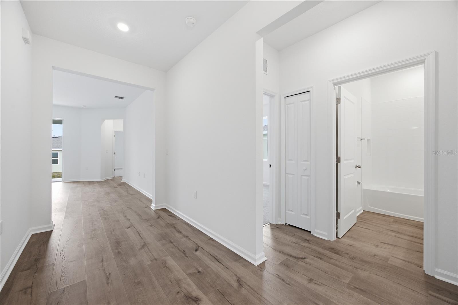Listing photo 3 for 6209 Sanders Grove Cir