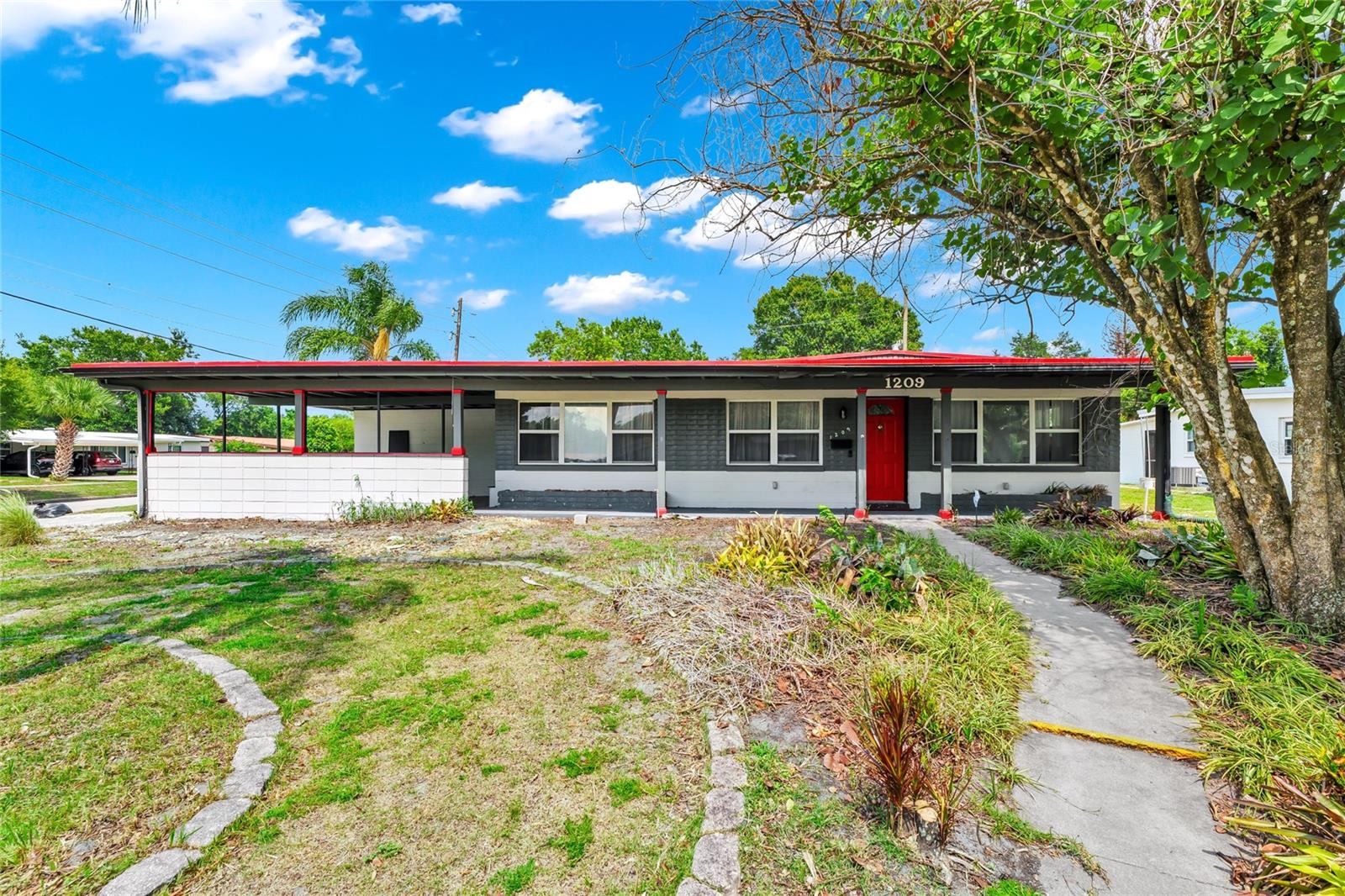 1209 ROSCOMARE AVENUE