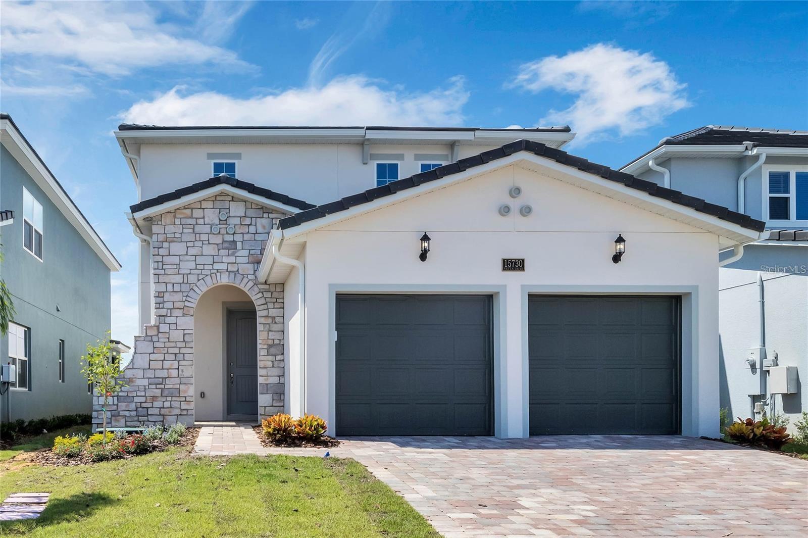 Listing photo 2 for 15730 Vetta Dr
