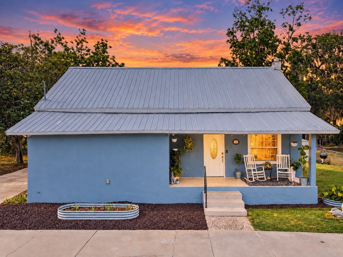 Listing photo 1 for 945 Gordon Ave