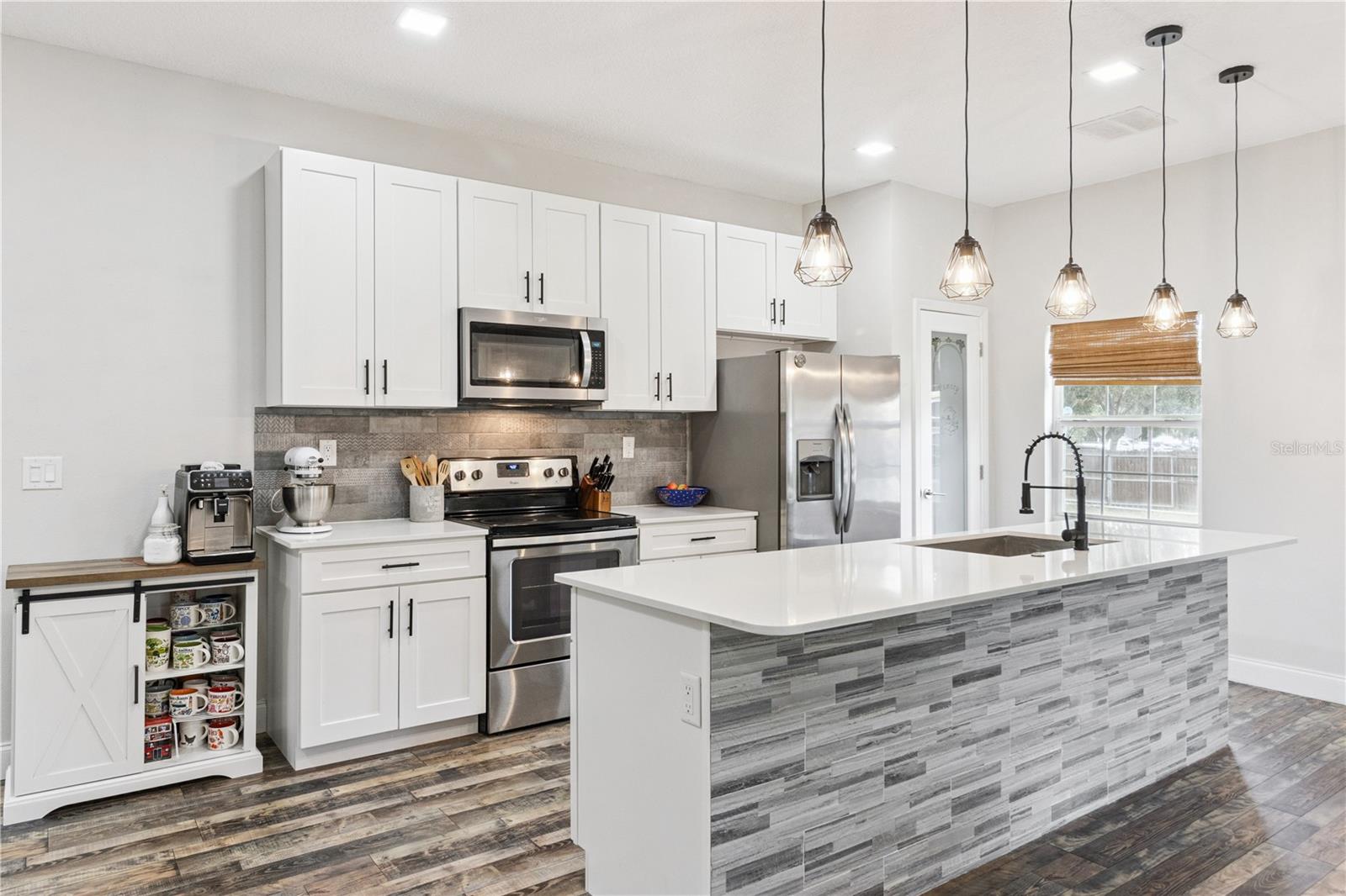 Listing photo 2 for 945 Gordon Ave