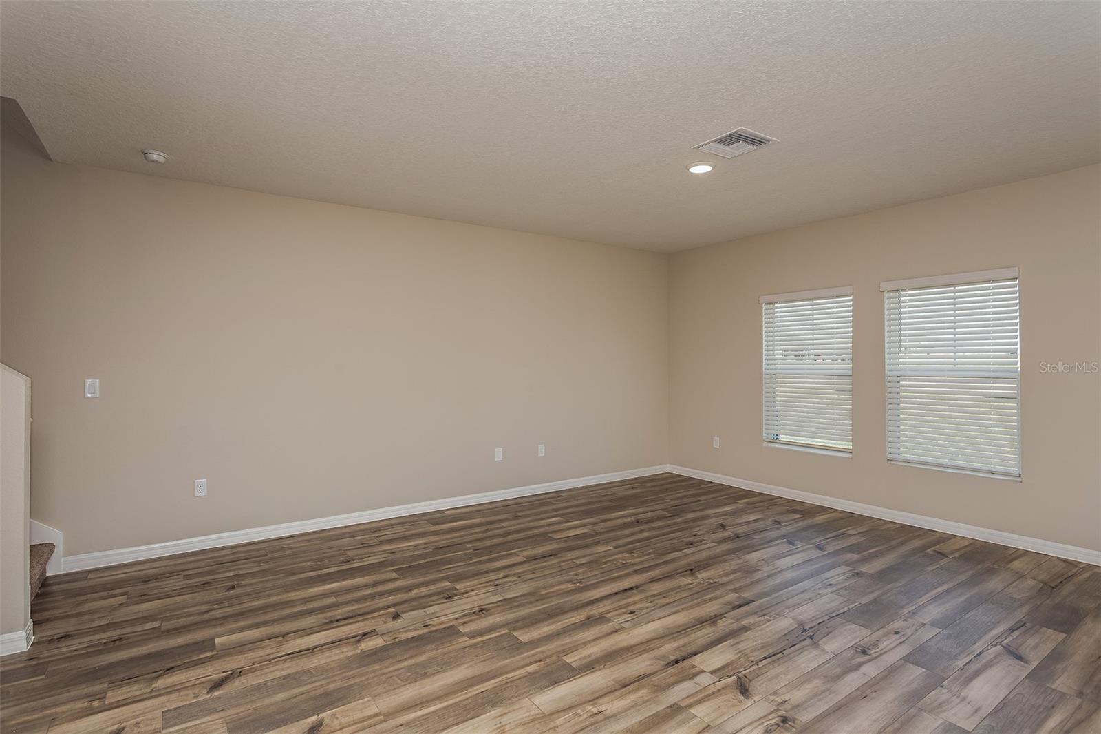 Listing photo 3 for 1731 Vanilla St