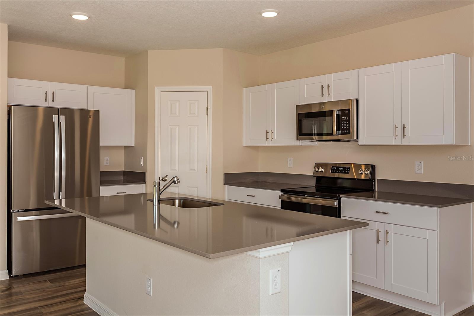 Listing photo 2 for 1731 Vanilla St