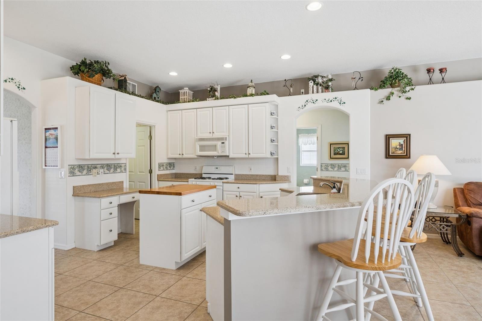 Listing photo 2 for 232 Via Mariel East Dr
