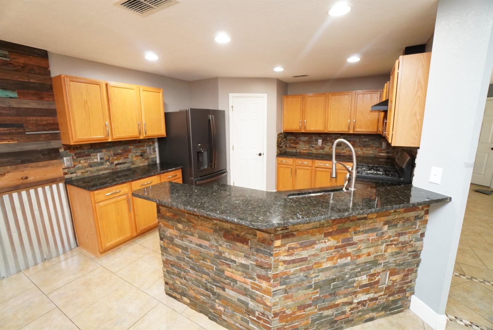 Listing photo 3 for 113 Rona Ln