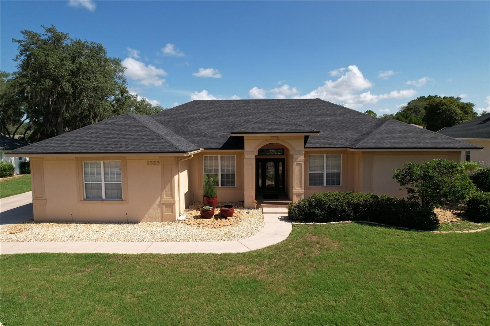 Listing photo 1 for 1826 Westminster Ct