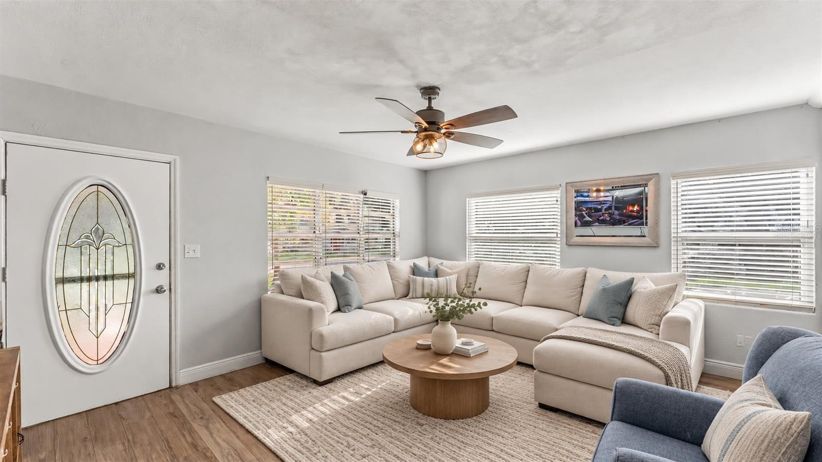 Listing photo 3 for 861 E Lowell St