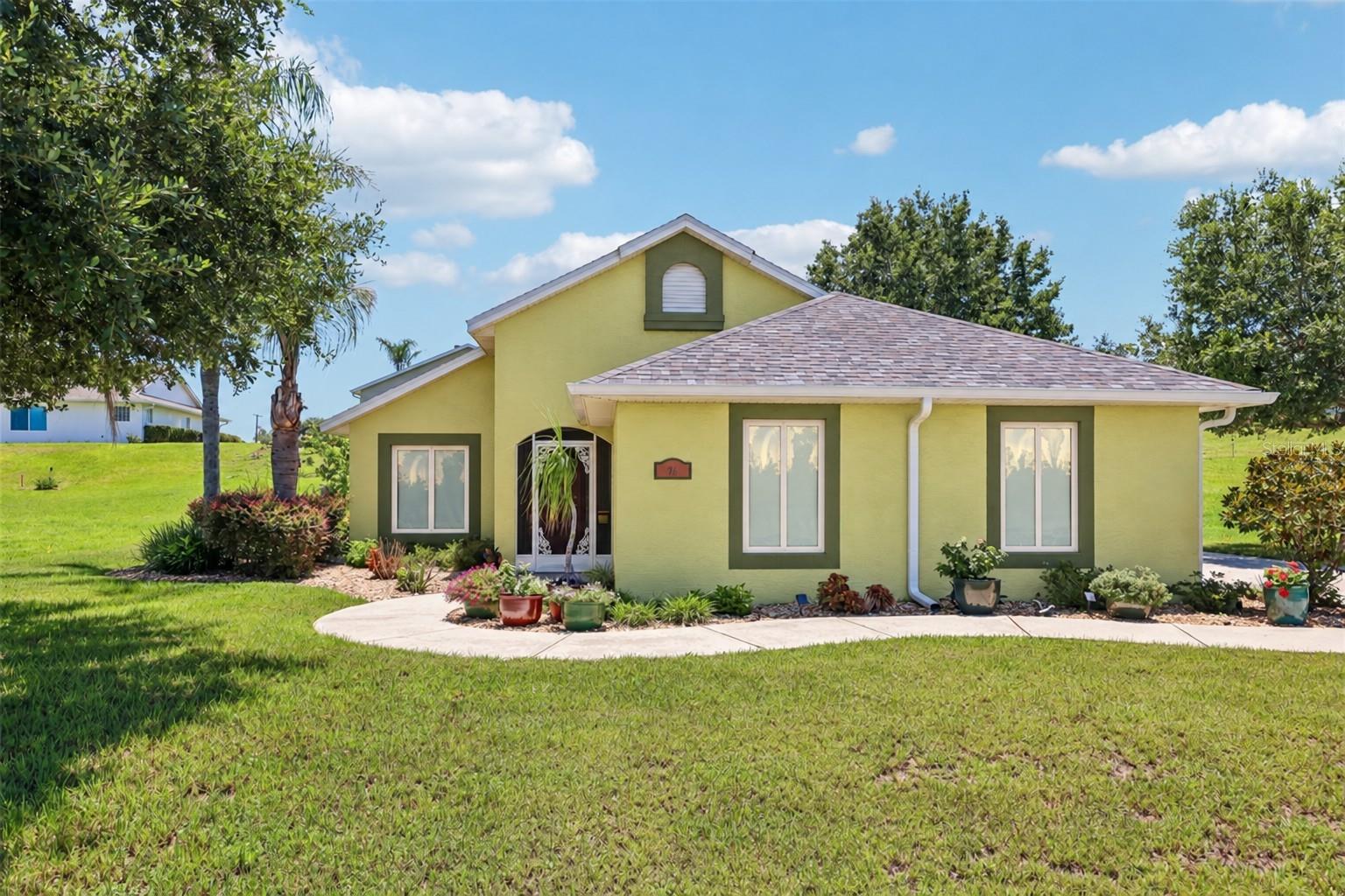 Listing photo 1 for 76 Fairway Cir