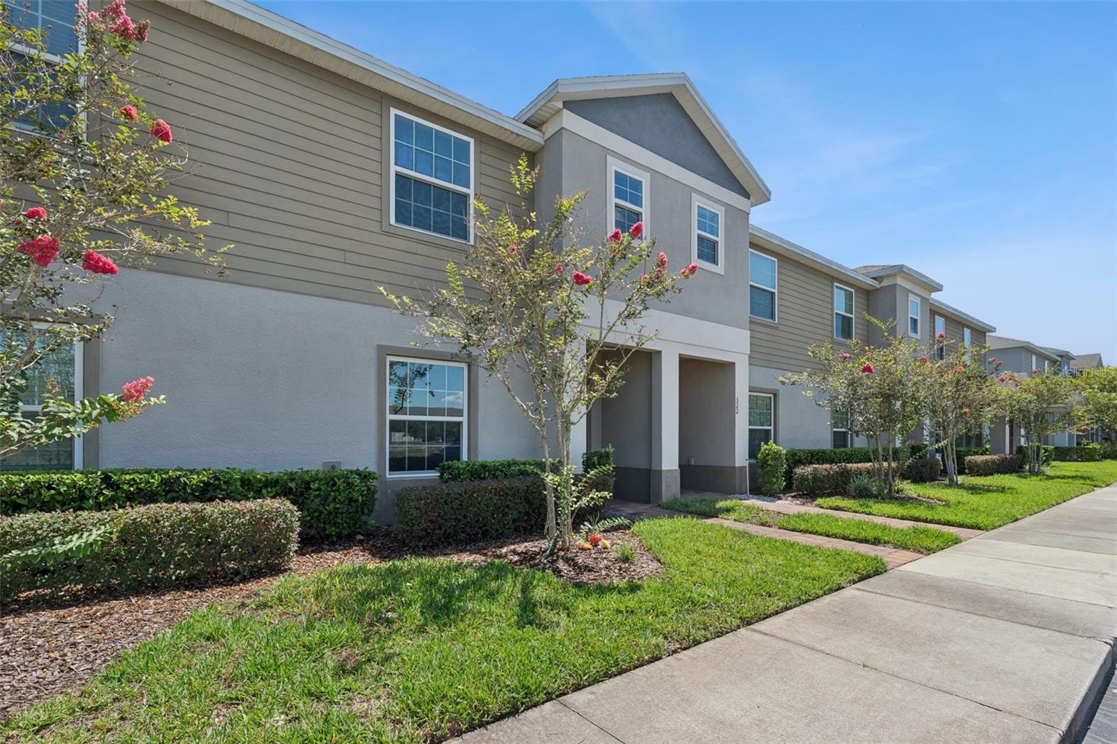 Listing photo 2 for 318 Annabelle Way