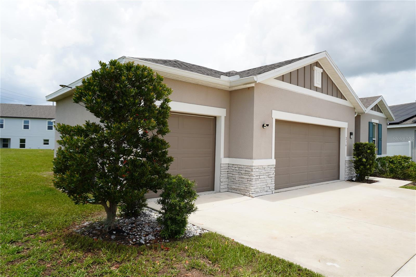 Listing photo 2 for 236 Hillcrest Dr
