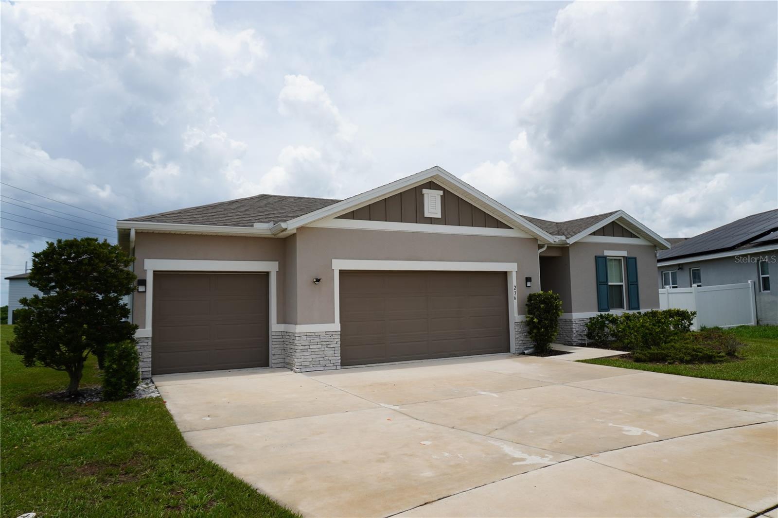 Listing photo 3 for 236 Hillcrest Dr