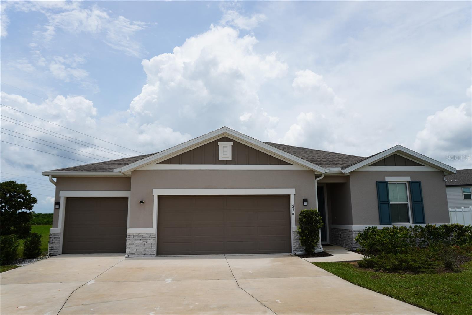 Listing photo 1 for 236 Hillcrest Dr