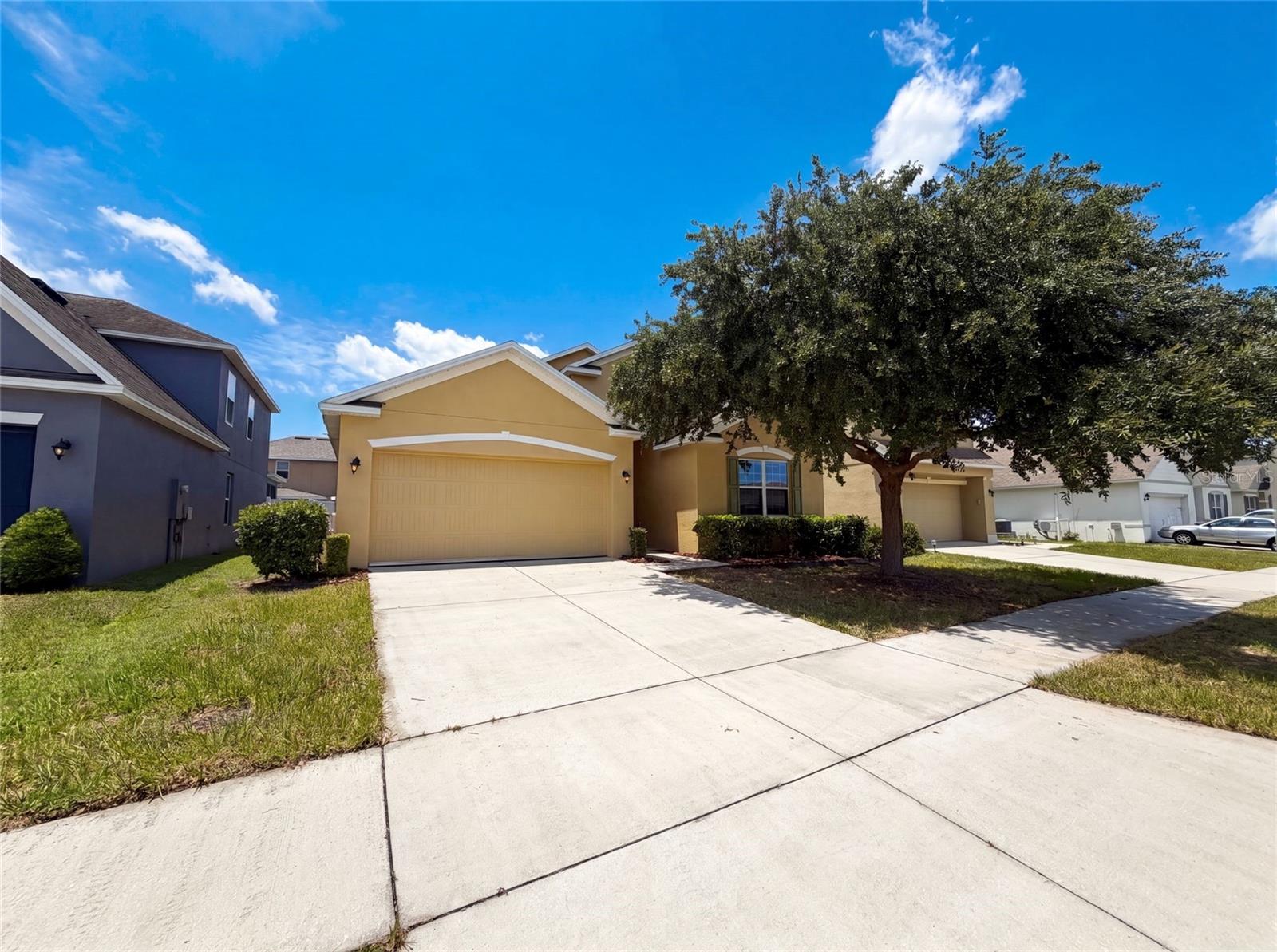 Listing photo 1 for 1048 Bethpage Rd