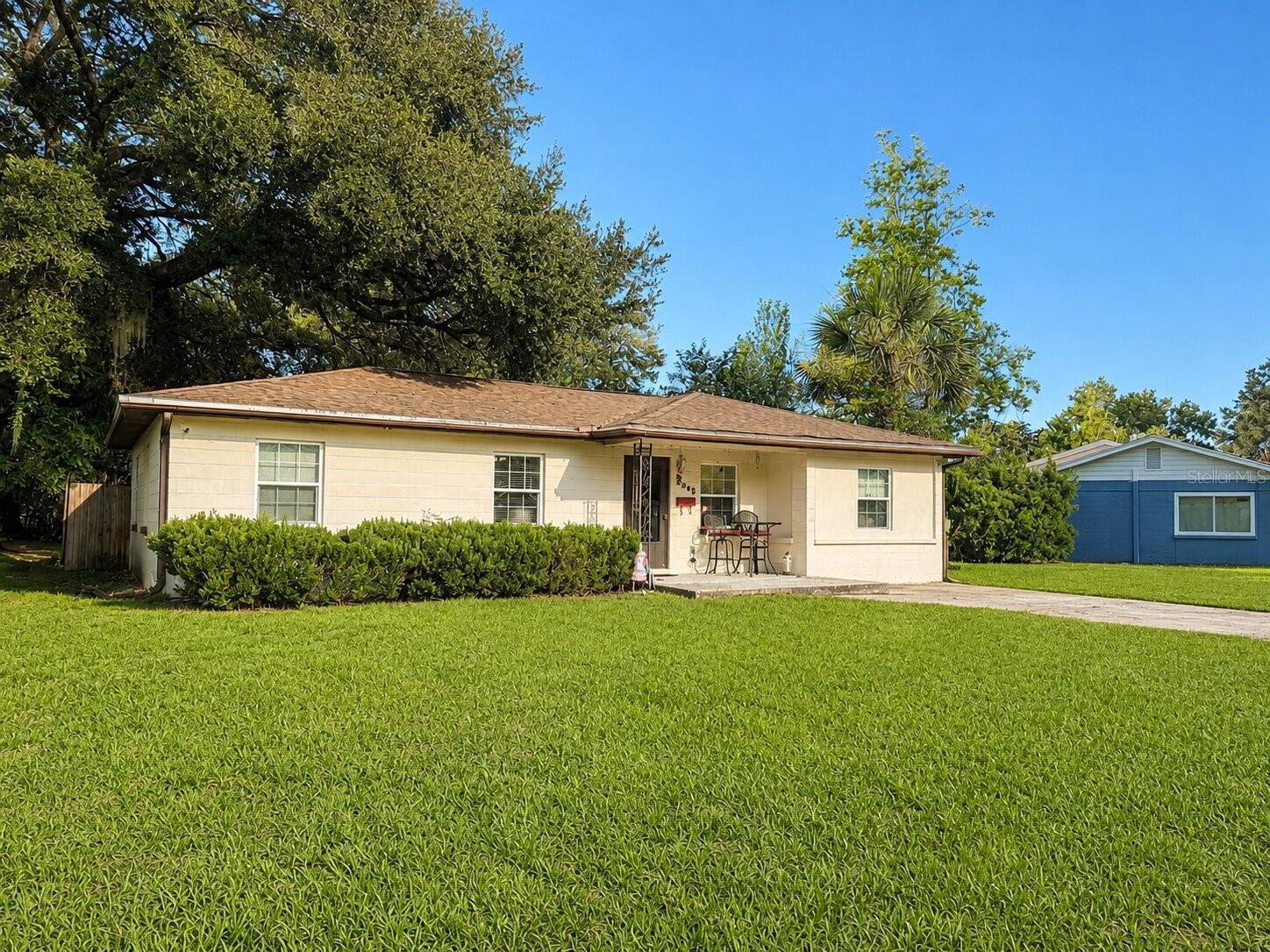 Listing photo 1 for 3142 Henderson Cir W