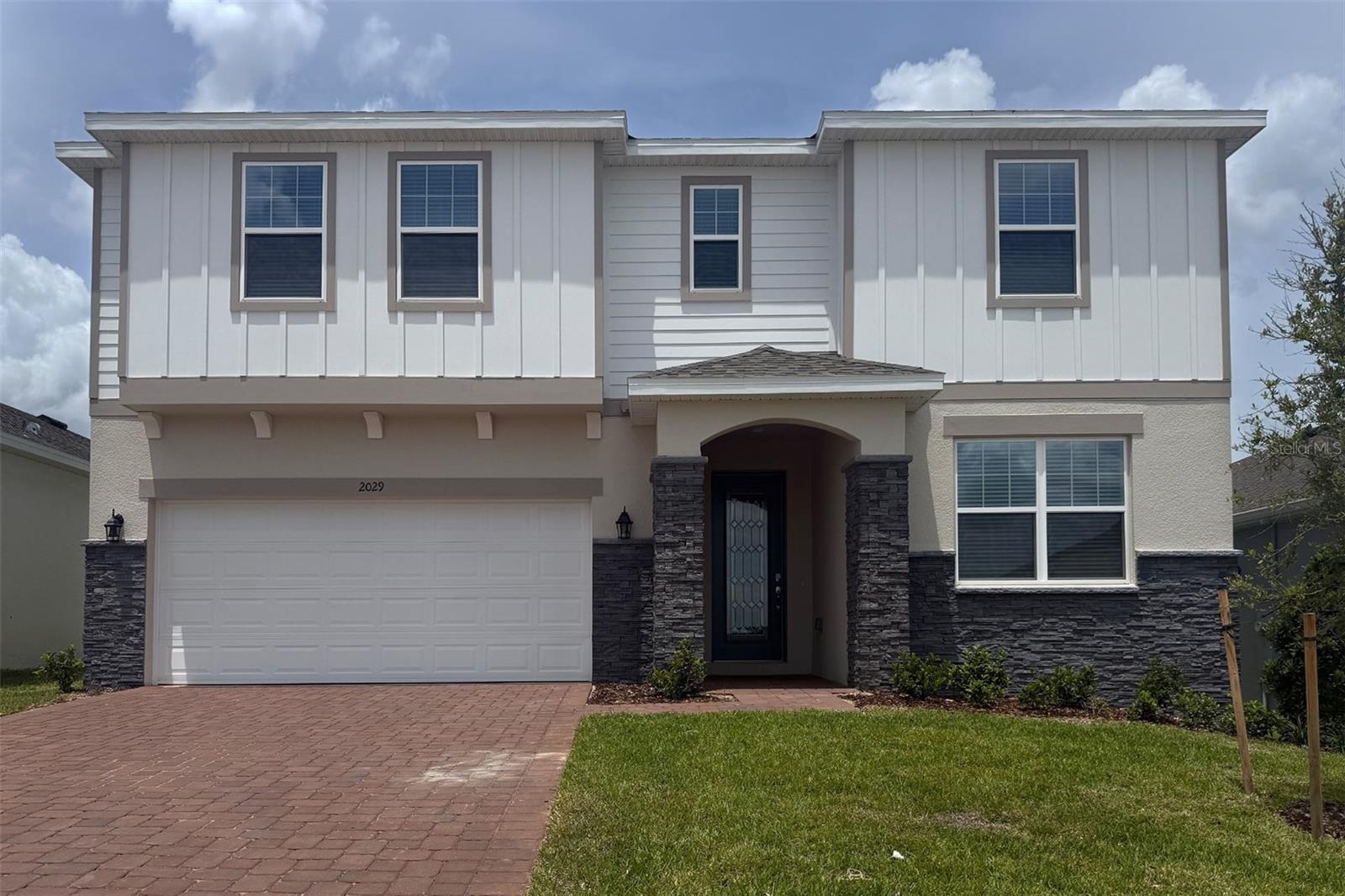 Listing photo 1 for 2029 Heart Lake Dr