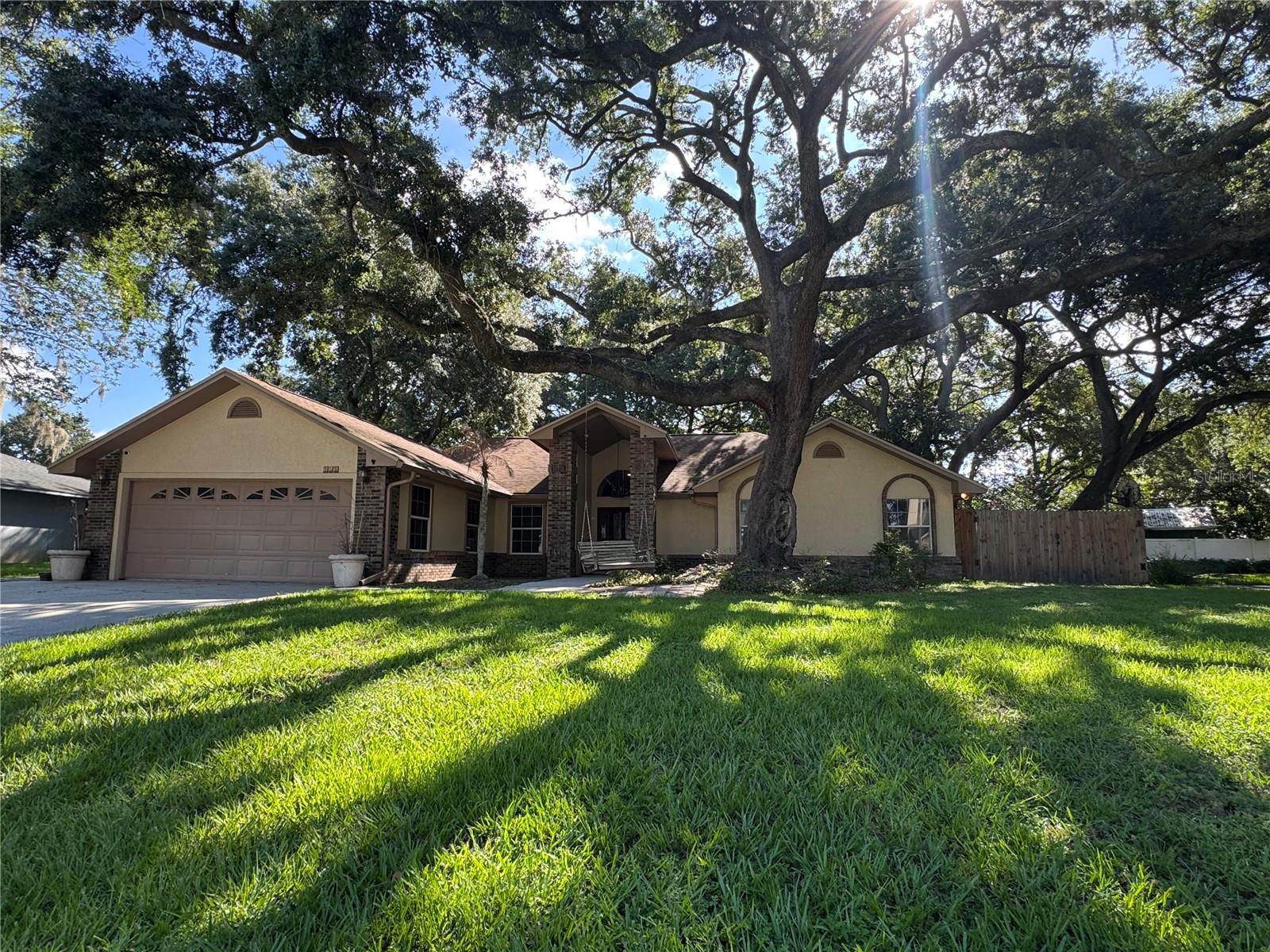 Listing photo 1 for 915 Heatherbrook Dr