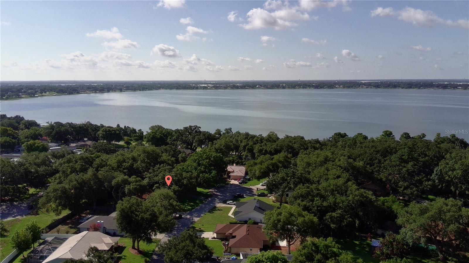 Listing photo 3 for 915 Heatherbrook Dr
