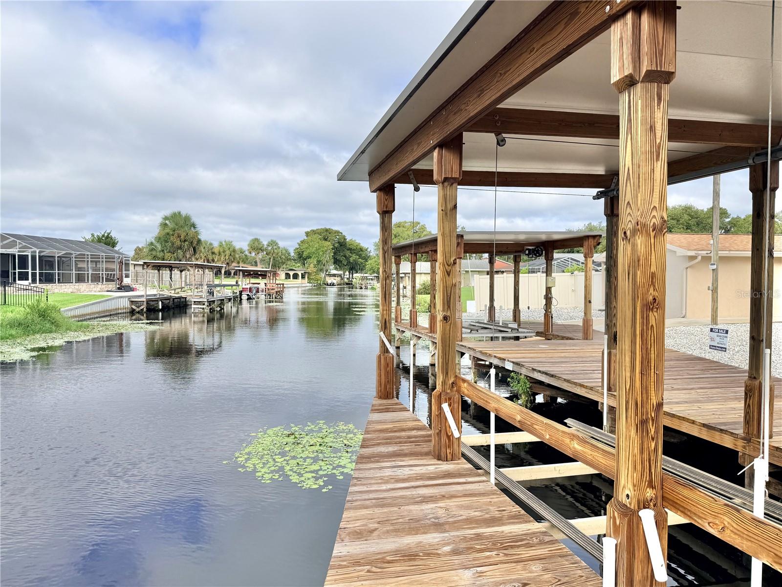 Listing photo 3 for 209 W Delaware St