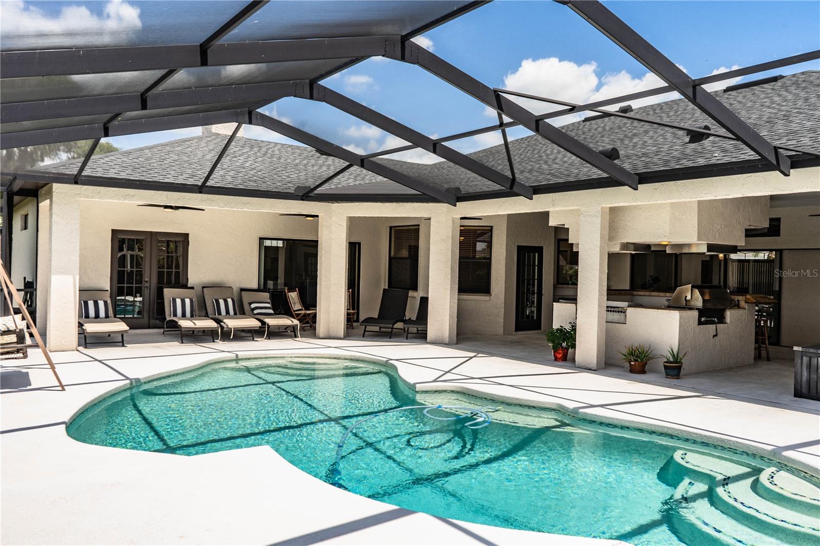 Listing photo 2 for 2205 Chesterfield Cir