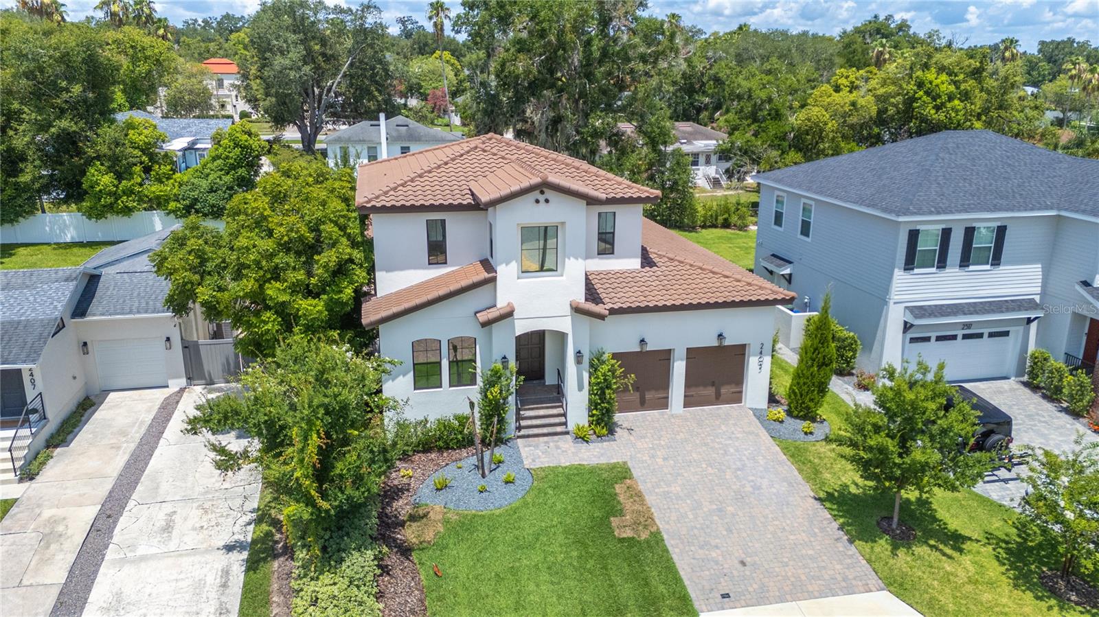 Listing photo 3 for 2403 Derbyshire Ave